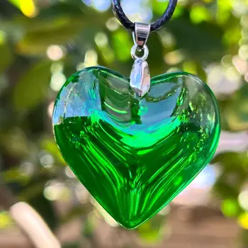 Голямо колие от зелено стъкло във формата на сърце, изумрудено-зелена висулка във формата на зелен сърцето е с черен кожен ремък, очарователно колие в 